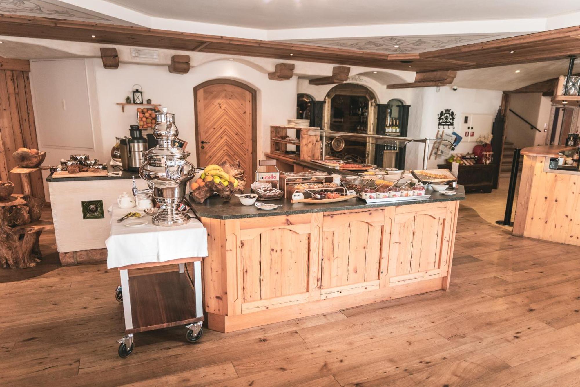 Dorfhotel Beludei Santa Cristina Val Gardena エクステリア 写真